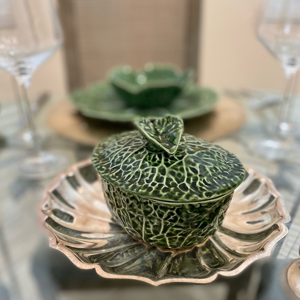 OLFAIRE COVERED CABBAGE BOWL WITH SMALL OVAL LEAF HANDLE